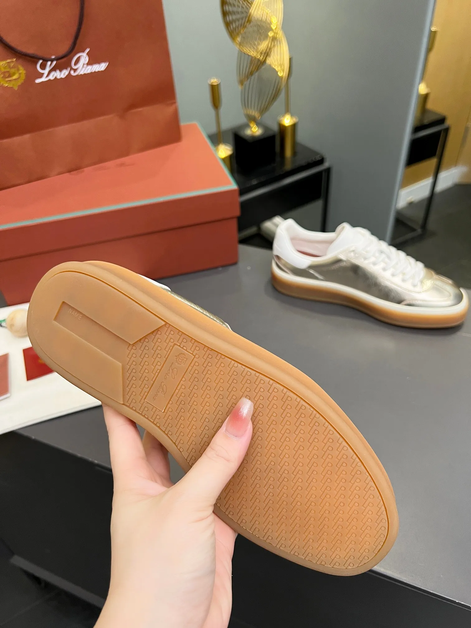 Men's shoes 💰600 purchasing agent, high version 🦅⛳️ Italy [Loro Piana] Tennis walk series LP couple's moral training shoes casual sports shoes sneakers 🎁🎁 Original purchase development and production This new suede tennis shoe adopts an ultra-low design, suitable for wearing all year round 👫👫 The wrapped sole creates an effortlessly attractive color combination that harmoniously blends functionality with understated style, making it the ideal shoe for urban wear. Soft calfskin tongue with Kummel color insert at the heel, cotton lace upper with embossed LP logo, cowhide suede sole, rubber-lined calfskin ✦Upper: imported first-layer cowhide➕customized original cowhide ✦lining: cowhide lining➕cowhide insole ✦sole: original molded TPR ultra-light outsole ✦packaging: original complete package ✦Female size: 35--40 ✦Male size: 39--45